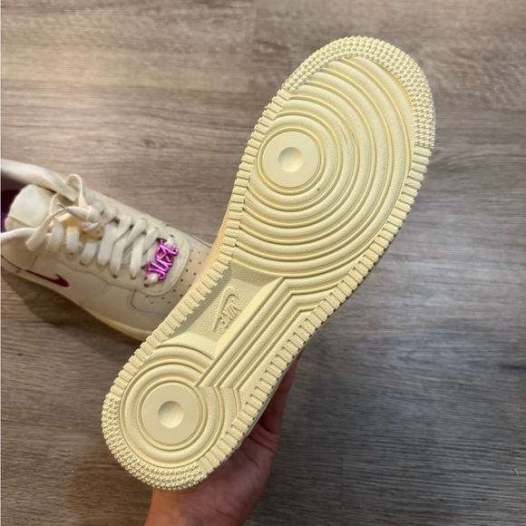 BRAND NEW Nike Air Force 1 '07 SE Sneaker - Coconut Milk, Playful Pink - Picture 3 of 5